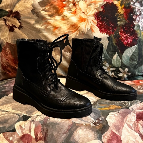 Clarks Calla Charm Black Leather Boot - Size 8.5 - Picture 3 of 6